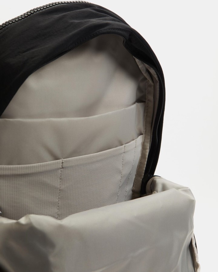 לעולם אל תפסיק תרמיל יום הצפון פנים שחור ושחור