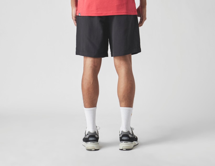 קופסה שחורה מקצרת את הפנים הצפוניות