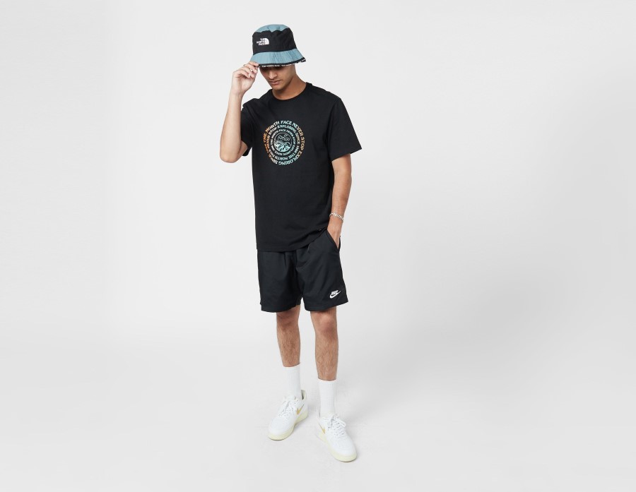 חולצה שחורה לטחון מחדש את הפנים הצפוני