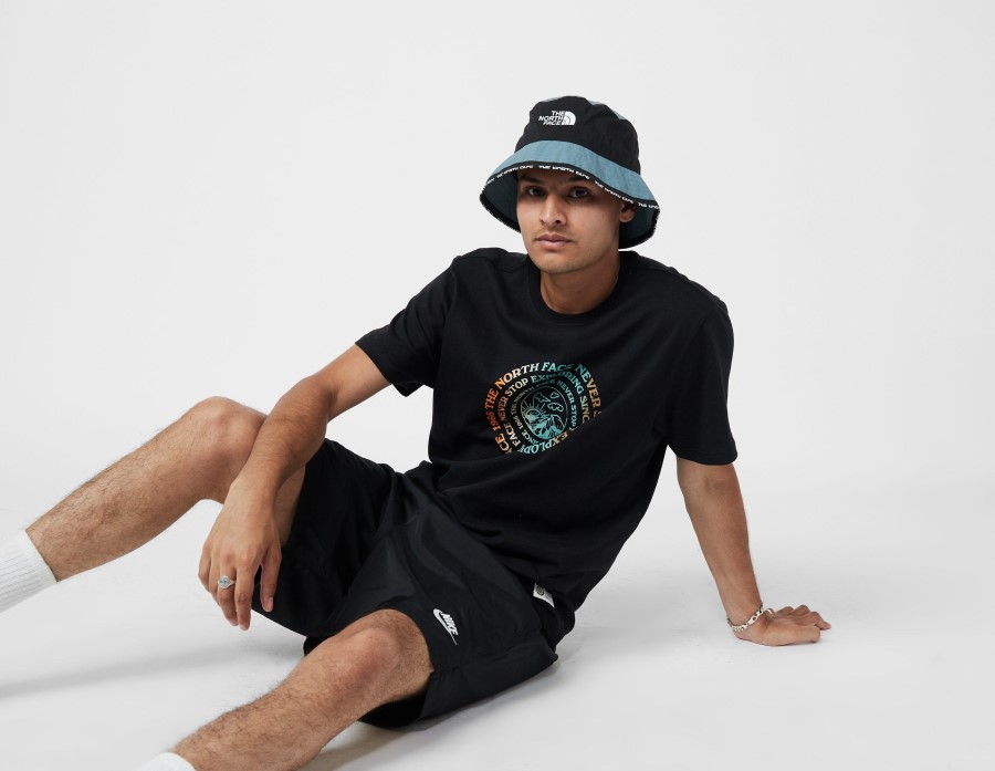 חולצה שחורה לטחון מחדש את הפנים הצפוני