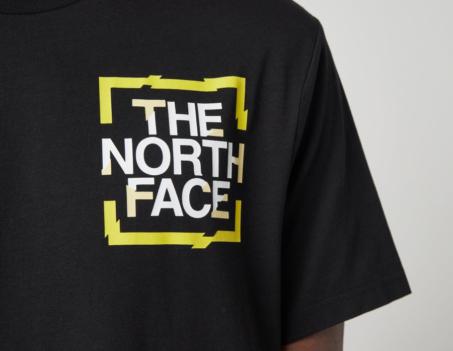 שחורה חולצת טריקו בקופסה של ה-North Face