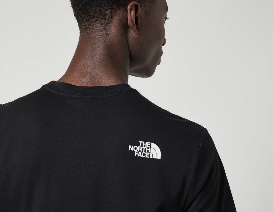 שחורה חולצת טריקו בקופסה של ה-North Face