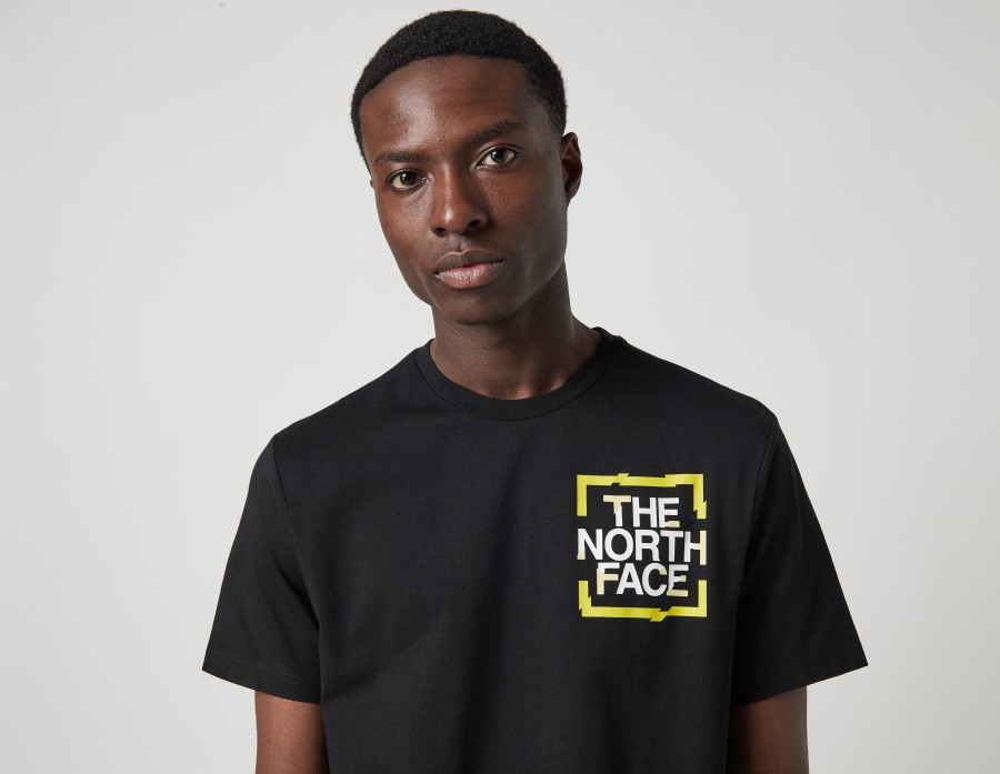 שחורה חולצת טריקו בקופסה של ה-North Face