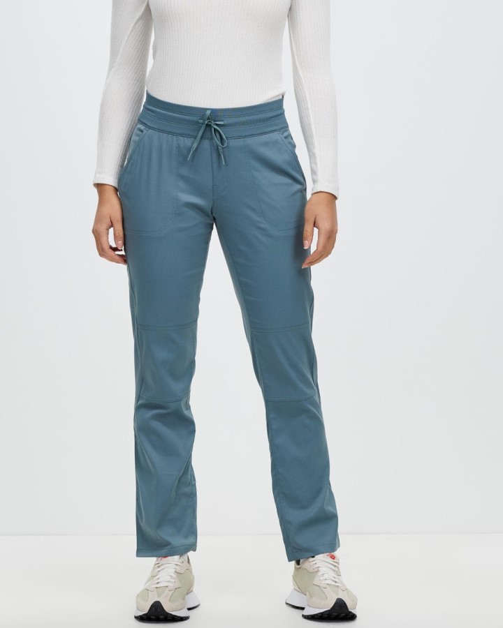 אפרודיטה כחולה מכנסי תנועה בחזית הצפון