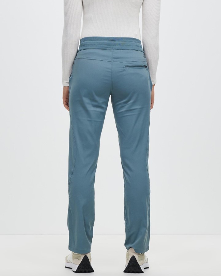 אפרודיטה כחולה מכנסי תנועה בחזית הצפון