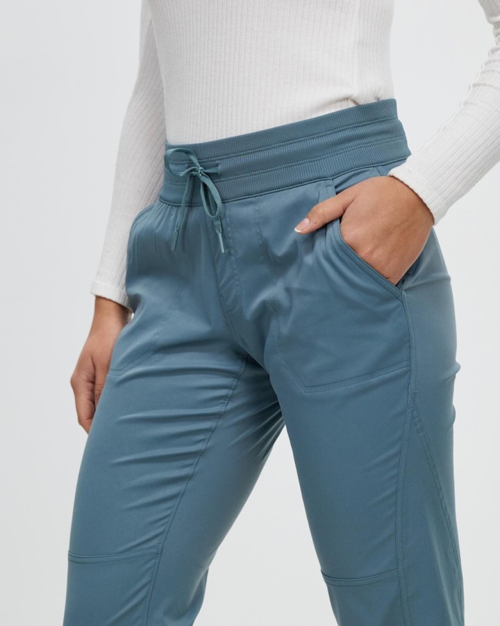 אפרודיטה כחולה מכנסי תנועה בחזית הצפון