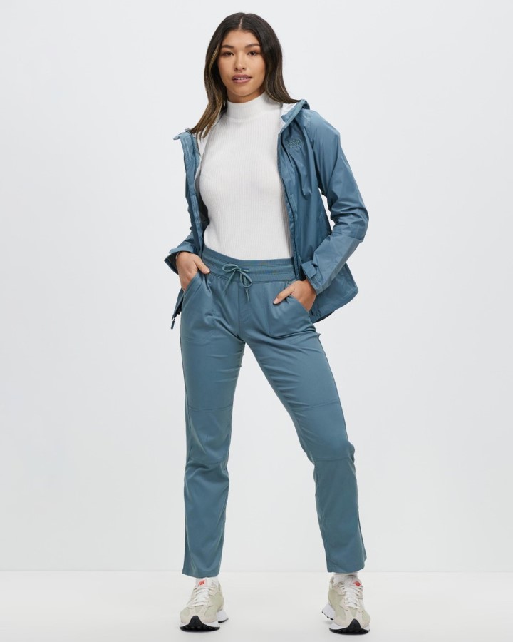 אפרודיטה כחולה מכנסי תנועה בחזית הצפון