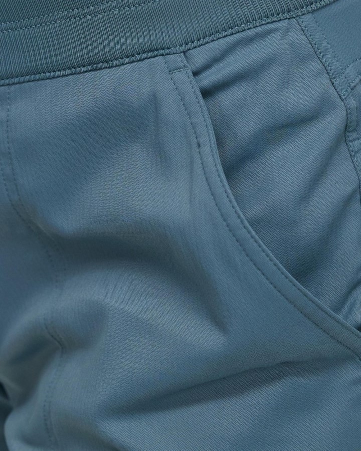 אפרודיטה כחולה מכנסי תנועה בחזית הצפון