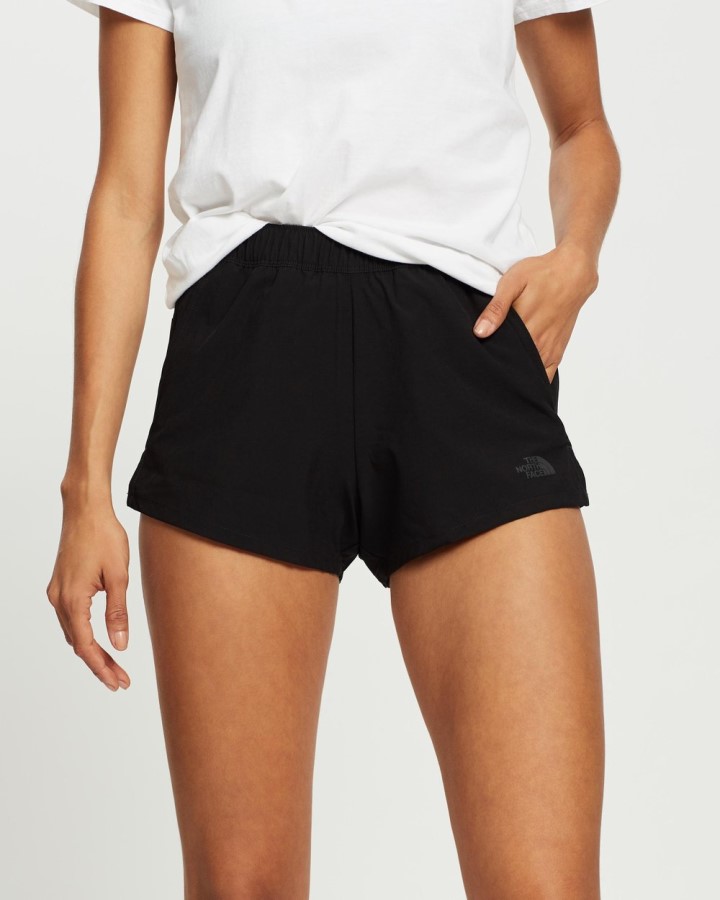 שוטט שחור מכנס את הפנים הצפוני