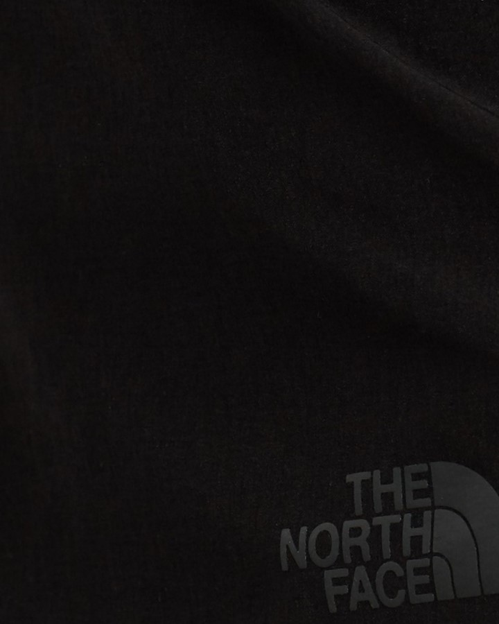 שוטט שחור מכנס את הפנים הצפוני