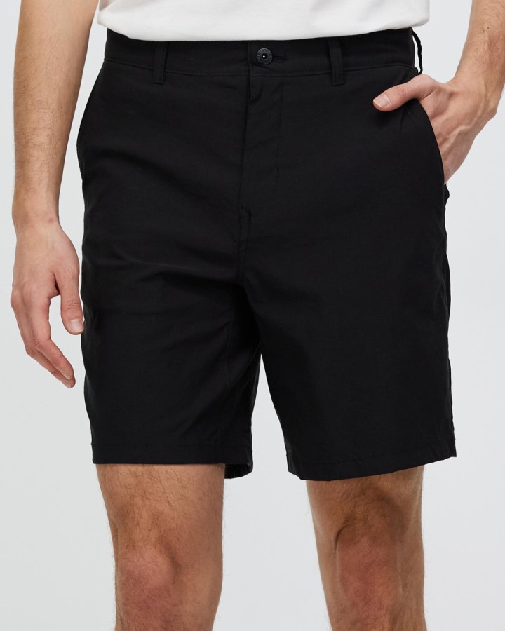 מכנסי הליכה קצרים שחורים על הפנים הצפונית