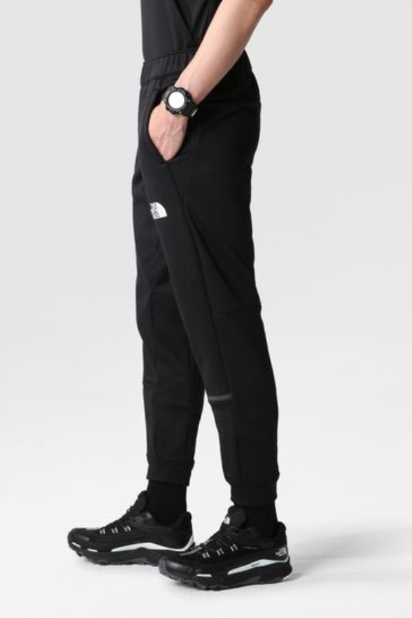 צמר שחור מריץ את הפנים הצפוניות