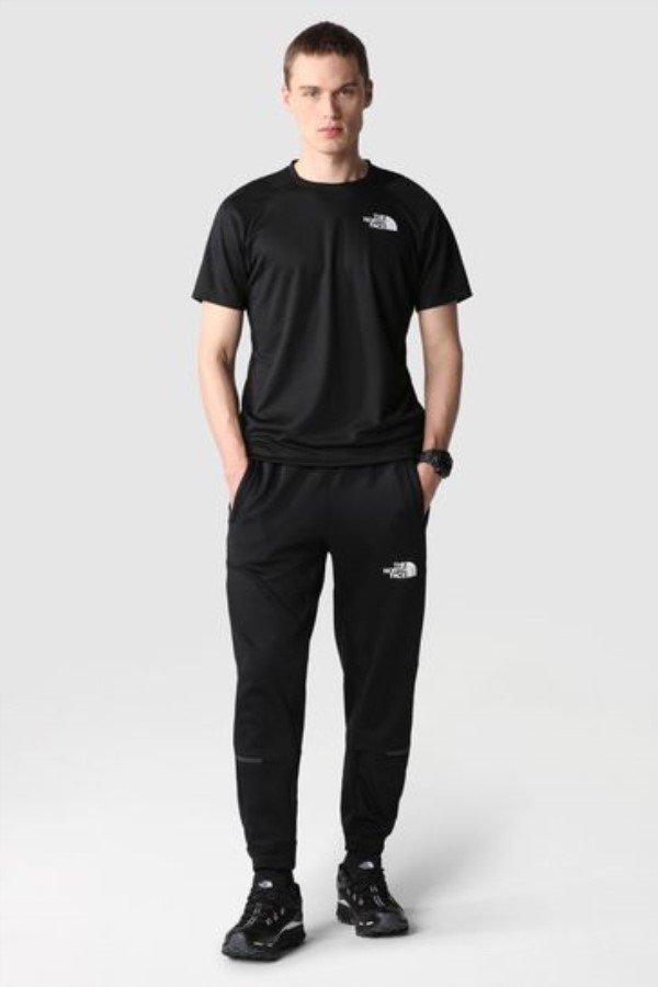 צמר שחור מריץ את הפנים הצפוניות