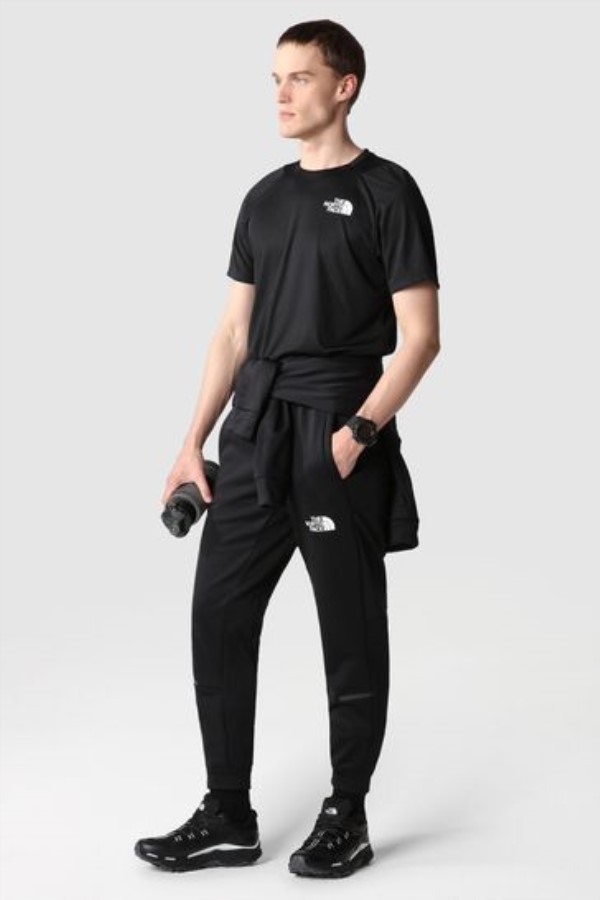 צמר שחור מריץ את הפנים הצפוניות