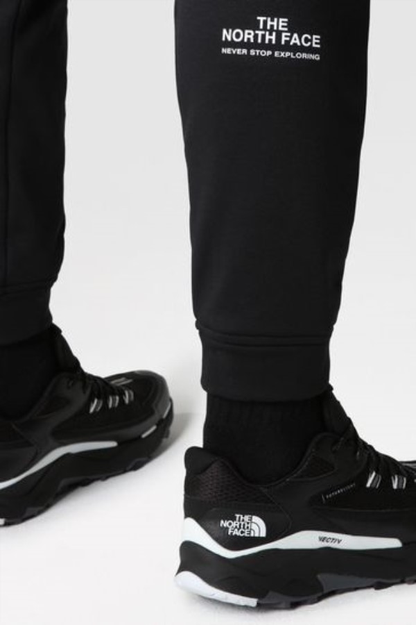 צמר שחור מריץ את הפנים הצפוניות