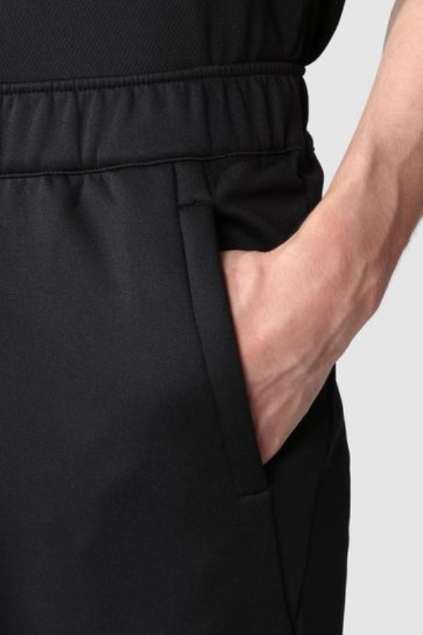 צמר שחור מריץ את הפנים הצפוניות