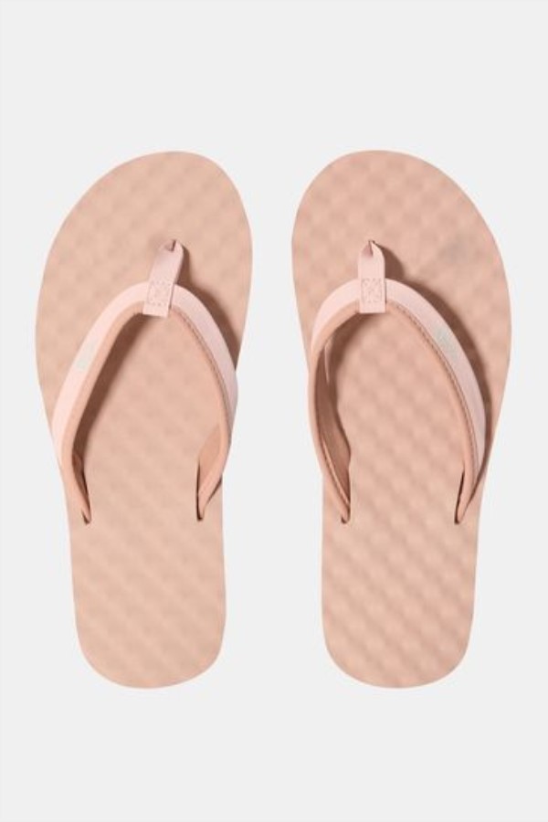 כפכפים ורודים על הפנים הצפוניות