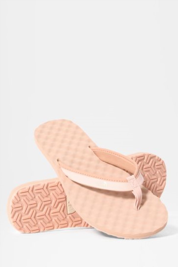 כפכפים ורודים על הפנים הצפוניות