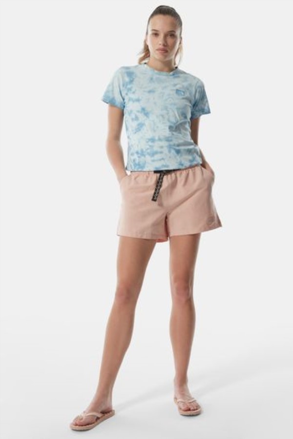 כפכפים ורודים על הפנים הצפוניות