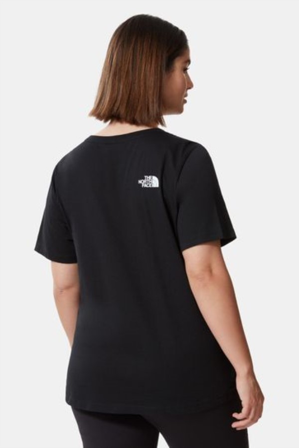 בתוספת חולצת טריקו עם כיפה פשוטה בחזית הצפון