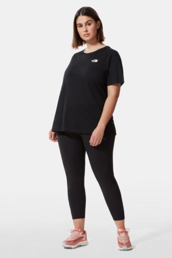 בתוספת חולצת טריקו עם כיפה פשוטה בחזית הצפון