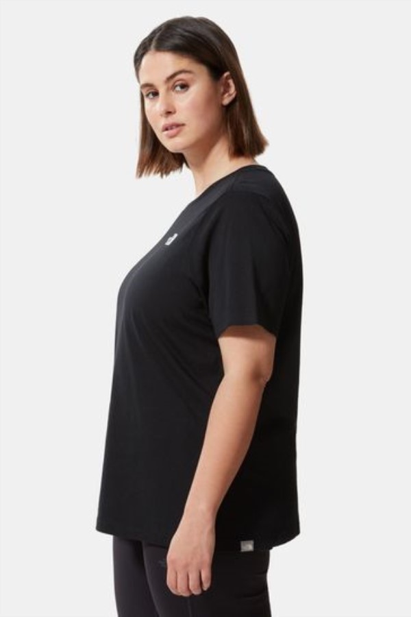 בתוספת חולצת טריקו עם כיפה פשוטה בחזית הצפון