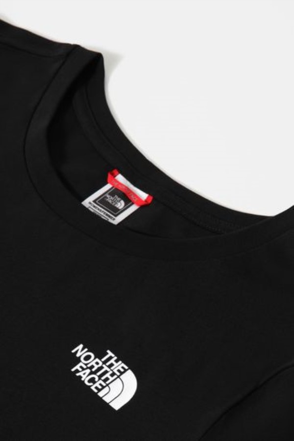 בתוספת חולצת טריקו עם כיפה פשוטה בחזית הצפון