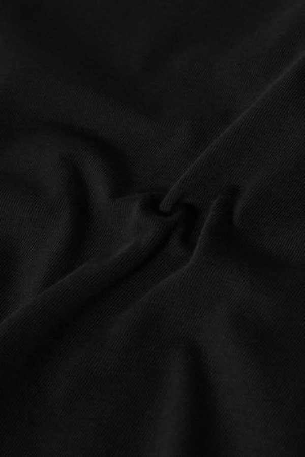 בתוספת חולצת טריקו עם כיפה פשוטה בחזית הצפון