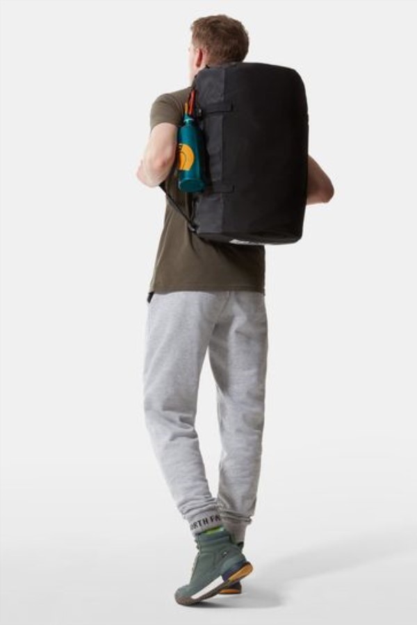 תיק קטן שחור של מחנה הבסיס הצפוני