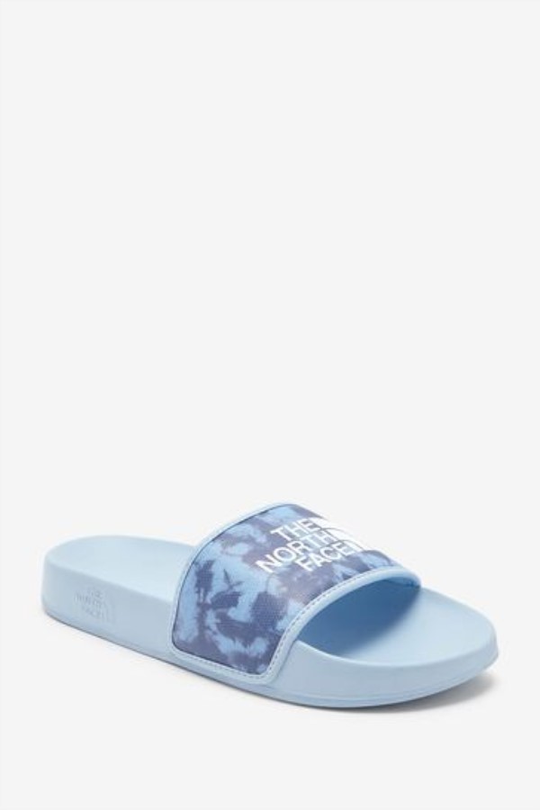 המחוונים הכחולים בחזית הבסיס