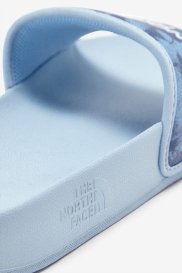 המחוונים הכחולים בחזית הבסיס