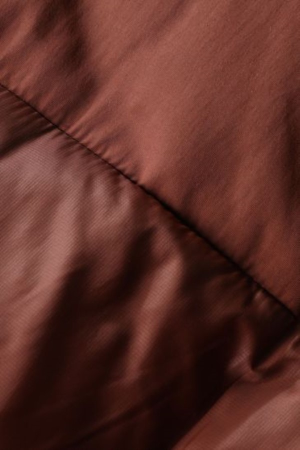 ז\'קט חום מבודד בחזית הצפון