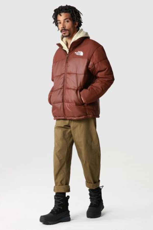 ז\'קט חום מבודד בחזית הצפון