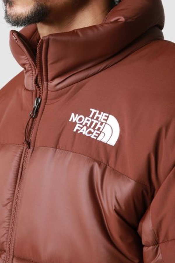 ז\'קט חום מבודד בחזית הצפון