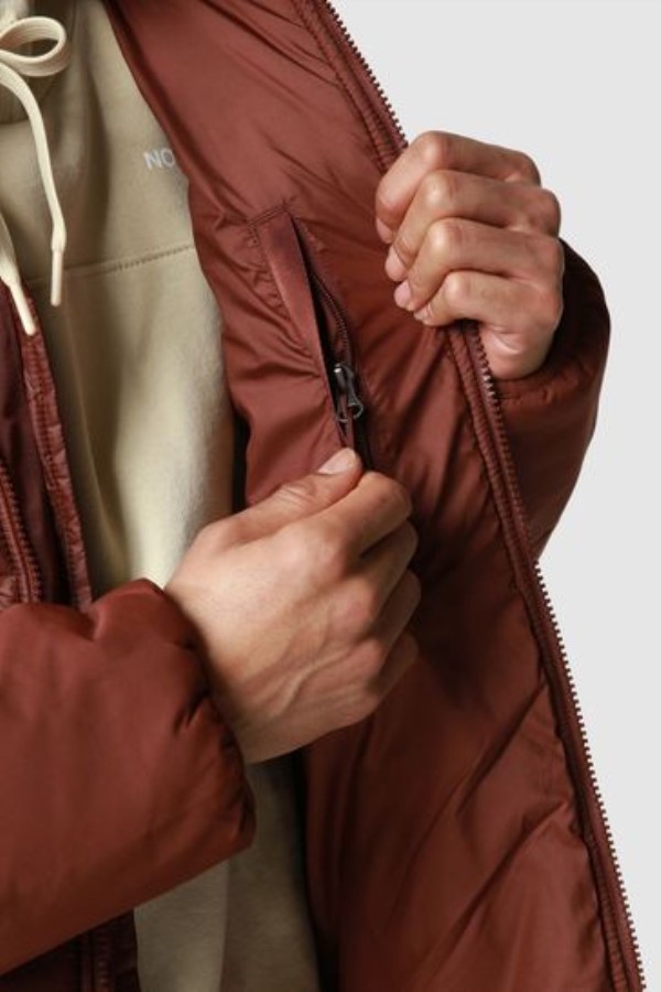 ז\'קט חום מבודד בחזית הצפון