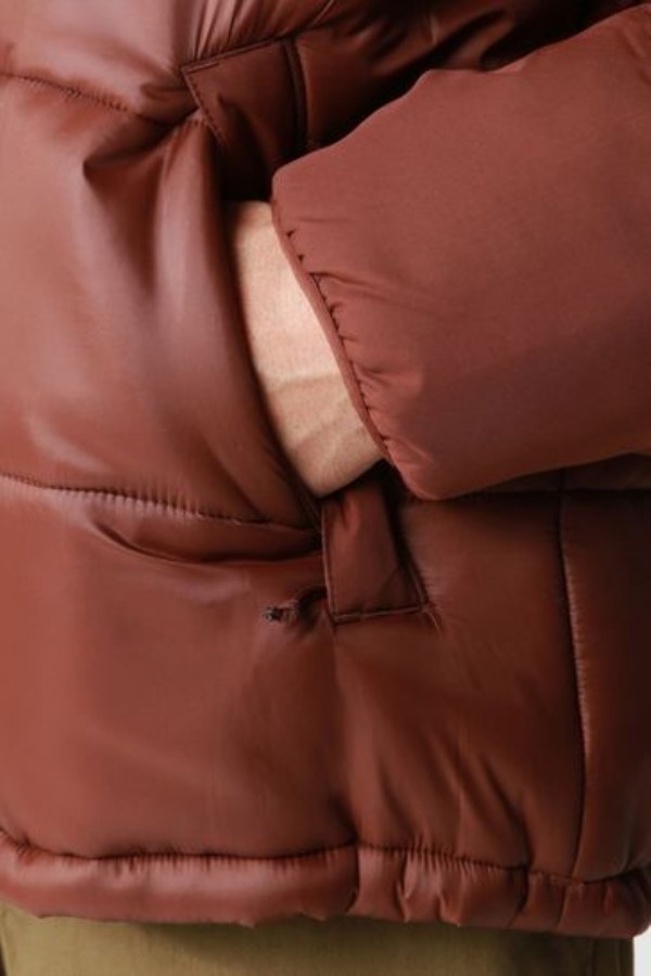 ז\'קט חום מבודד בחזית הצפון