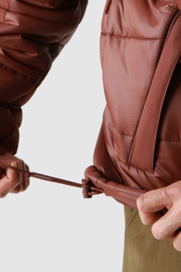 ז\'קט חום מבודד בחזית הצפון