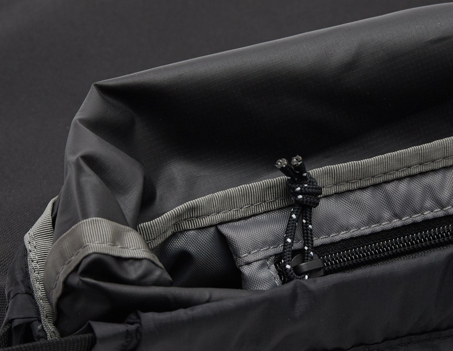 חבילת הסינץ\' הבוזר השחורה של North Face