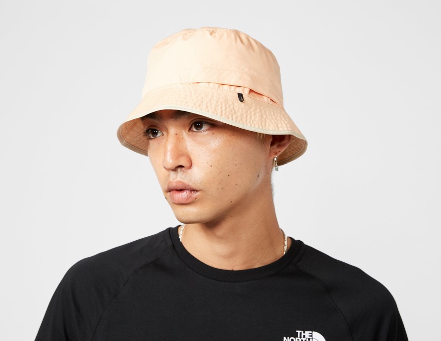 כובע הדלי של השמש כתום הפונה לצפון