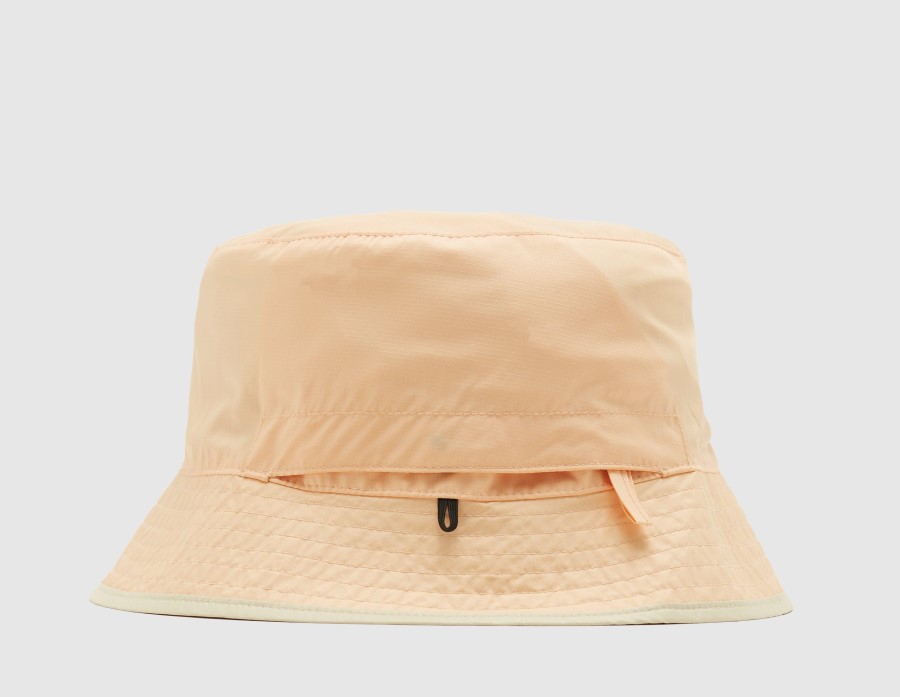 כובע הדלי של השמש כתום הפונה לצפון