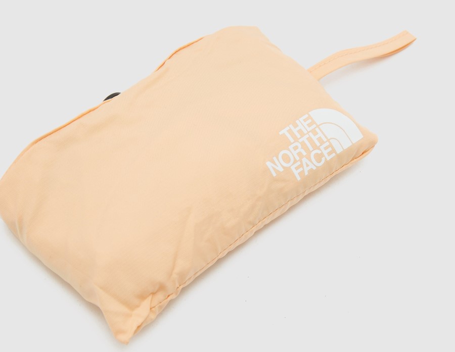 כובע הדלי של השמש כתום הפונה לצפון