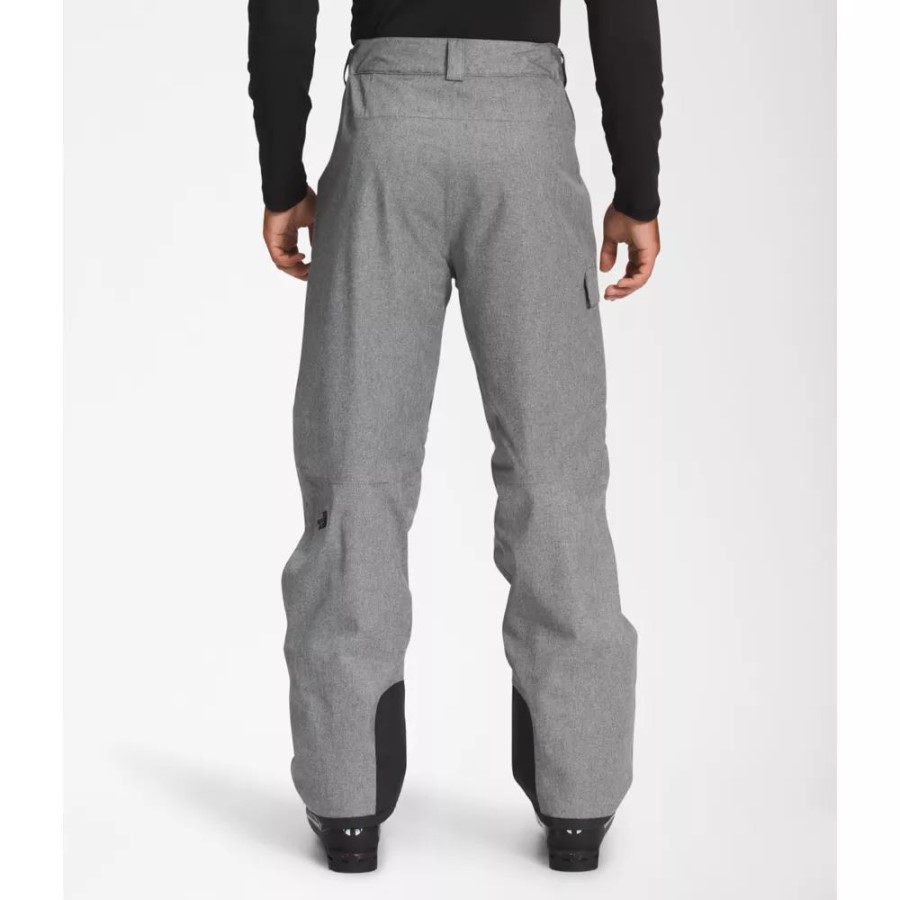 גברים אפורים מכנסי חופש על פני הצפון