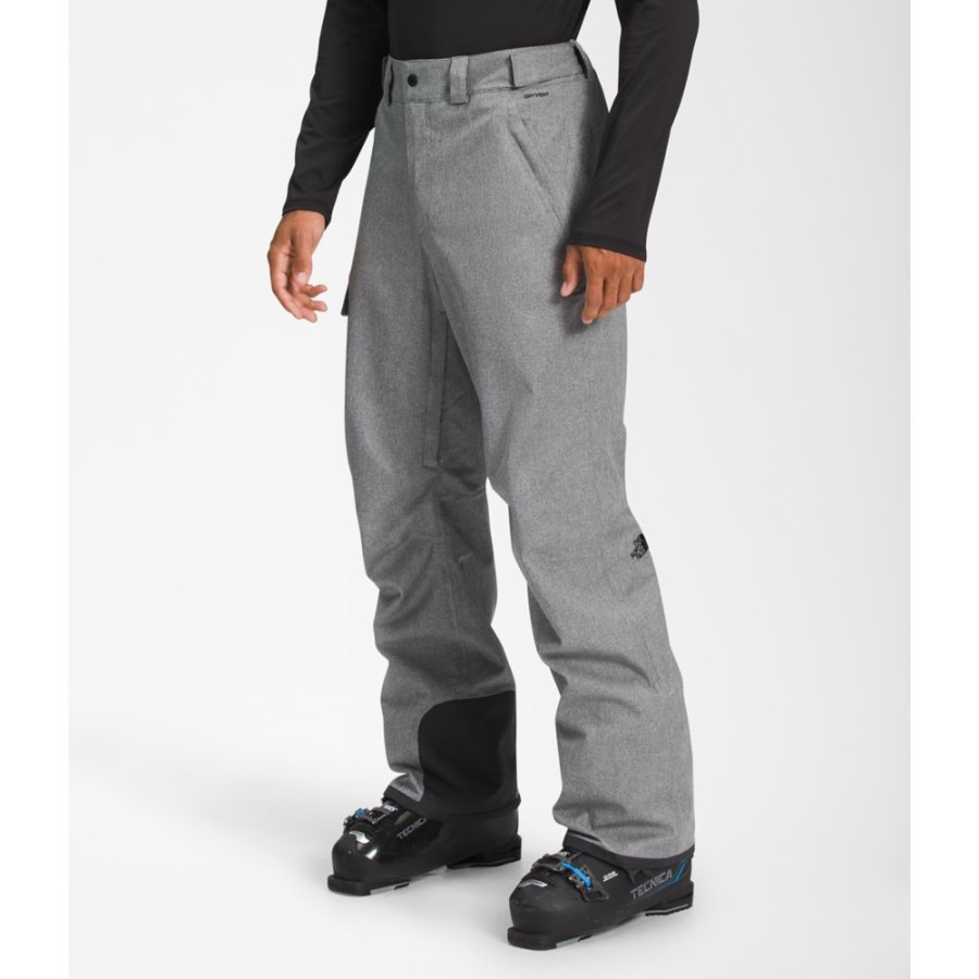 גברים אפורים מכנסי חופש על פני הצפון