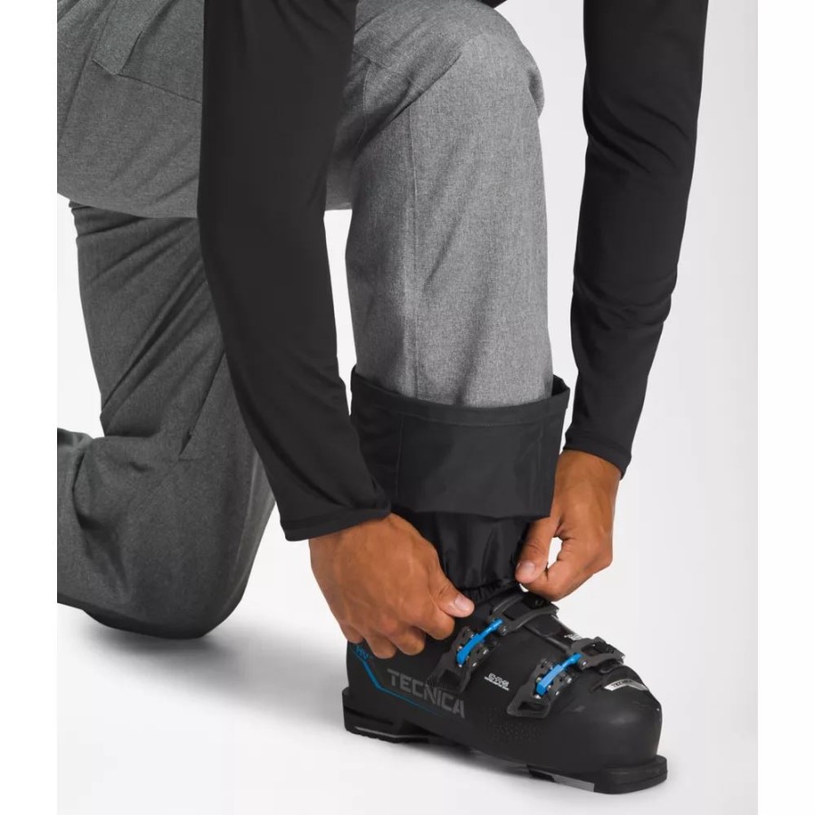 גברים אפורים מכנסי חופש על פני הצפון