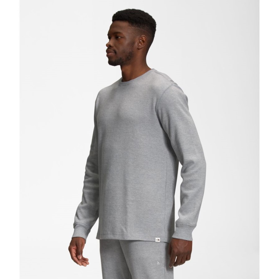 גברים אפורים מפלסים את החזית הצפונית