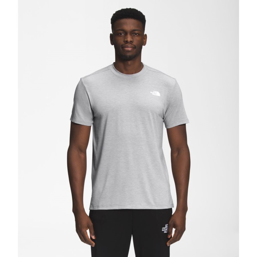 גברים אפורים משוטטים עם שרוולים קצרים על פני הצפון