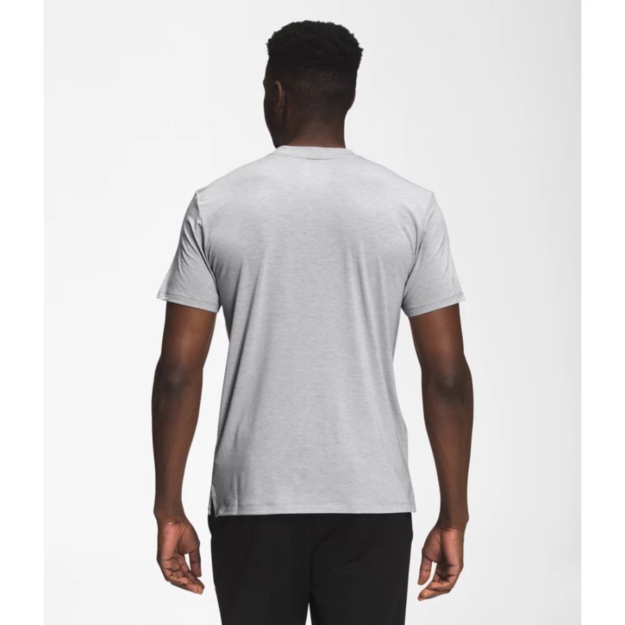 גברים אפורים משוטטים עם שרוולים קצרים על פני הצפון