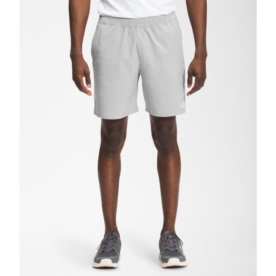 גברים אפורים משוטטים במכנסיים קצרים בחזית הצפון