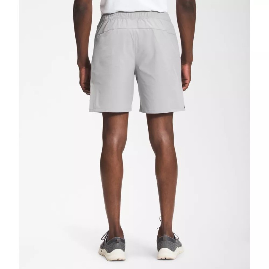 גברים אפורים משוטטים במכנסיים קצרים בחזית הצפון