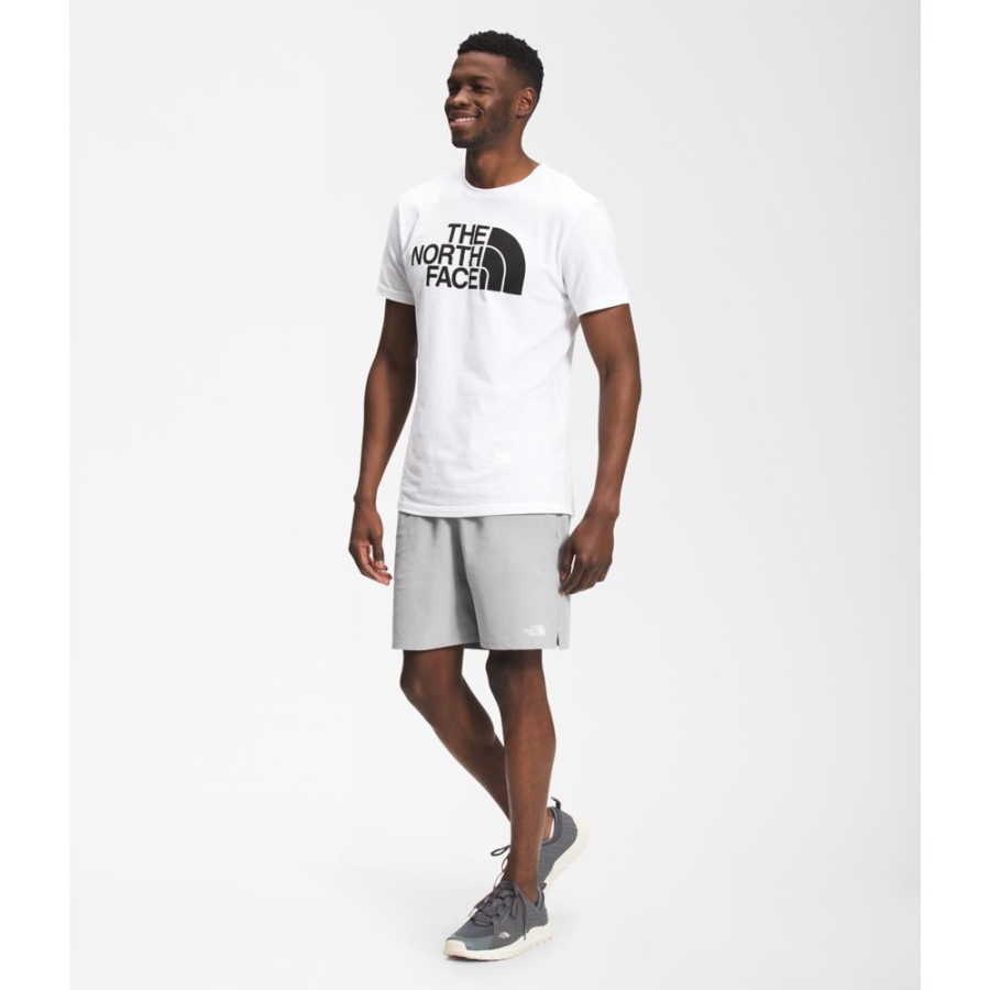 גברים אפורים משוטטים במכנסיים קצרים בחזית הצפון